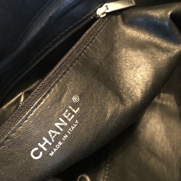Chanel Midern Chain Tote - Picture 4 of 7